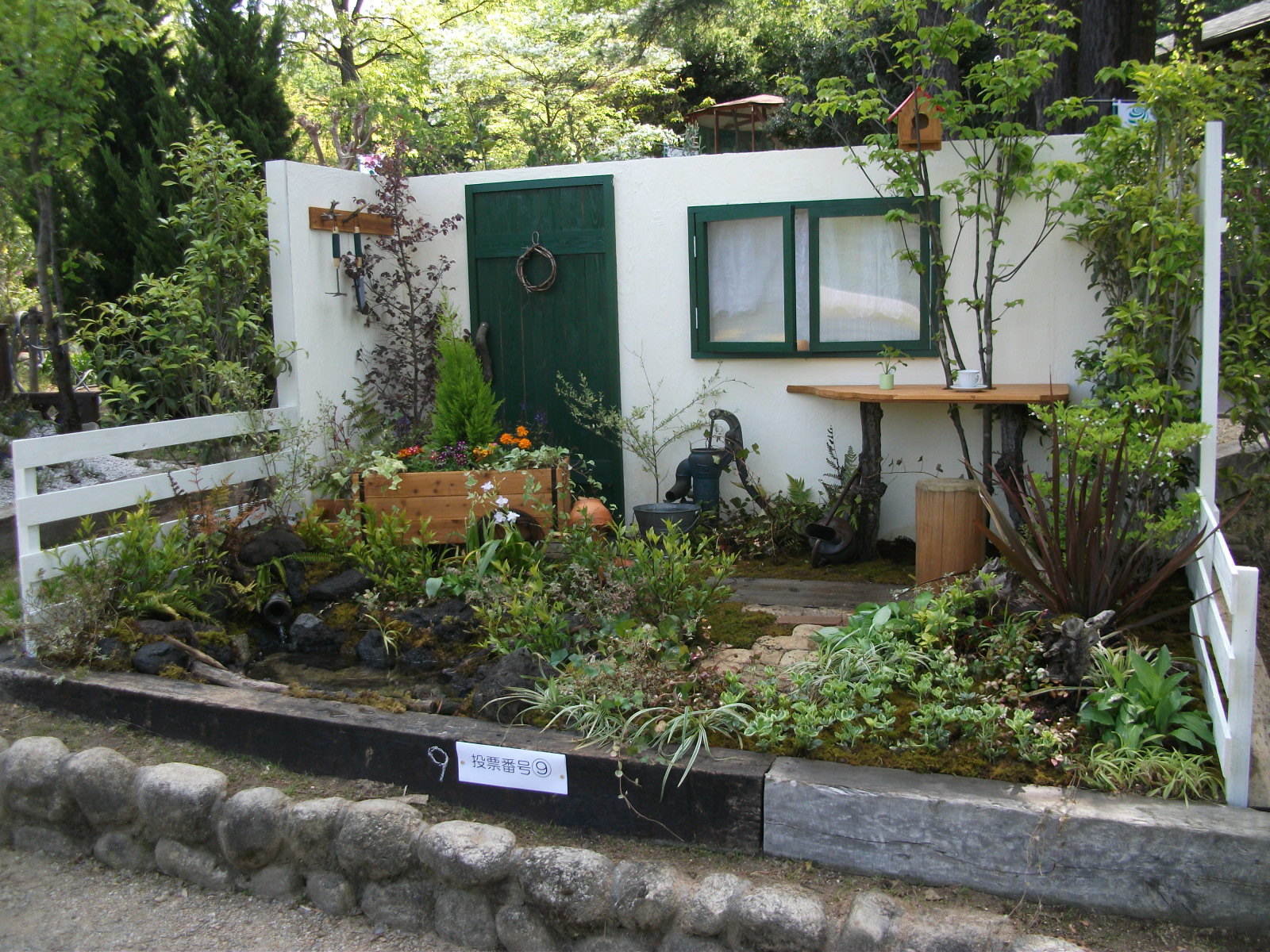 ㈱奈須造園の「窓辺の小さな「ヒミツ」の小庭」